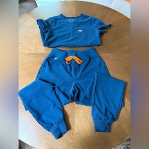 FIGS XXS Catarina scrub top & XS Zamora jogger pant.